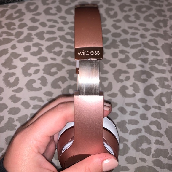 Apple Rosegold Beats Solo3 Wireless Headphones - Picture 7 of 16